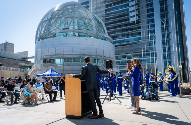 City Hall Flag Raising 2023 photo by Robert 贝恩